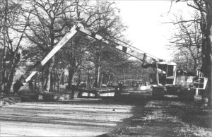 Long arm of a Priestman above Lock One reaches the parts other excavators cannot reach (21K)