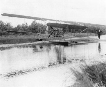 Cody' plane on Eelmoor Flash  (21K)