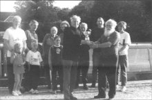 Ron McLaughlin receiving the Robin Higgs Award for Mike Hammersley (9K)