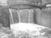 water overflowing lock (10K)